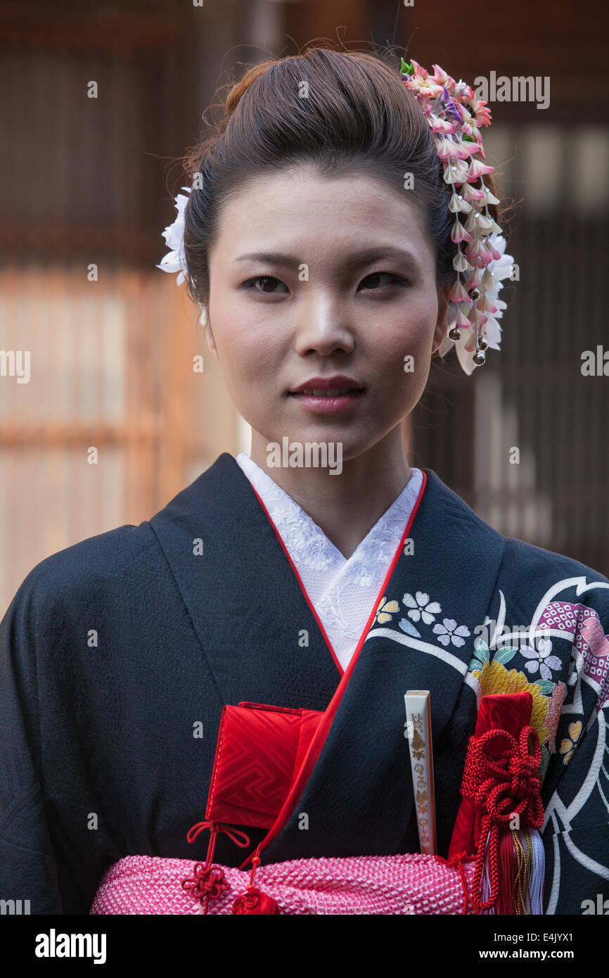 Jeune japonaise en Kimono de mariage traditionnel dans le quartier Higashi Chaya de Kanazawa, Japon Banque D'Images