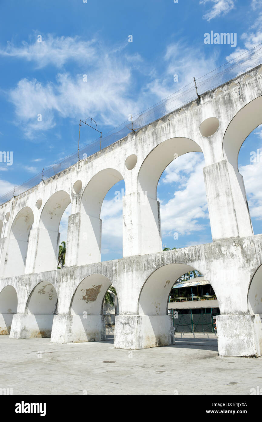 Vue d'arches blanc Arcos da Lapa au Centro de Rio de Janeiro Brésil Banque D'Images