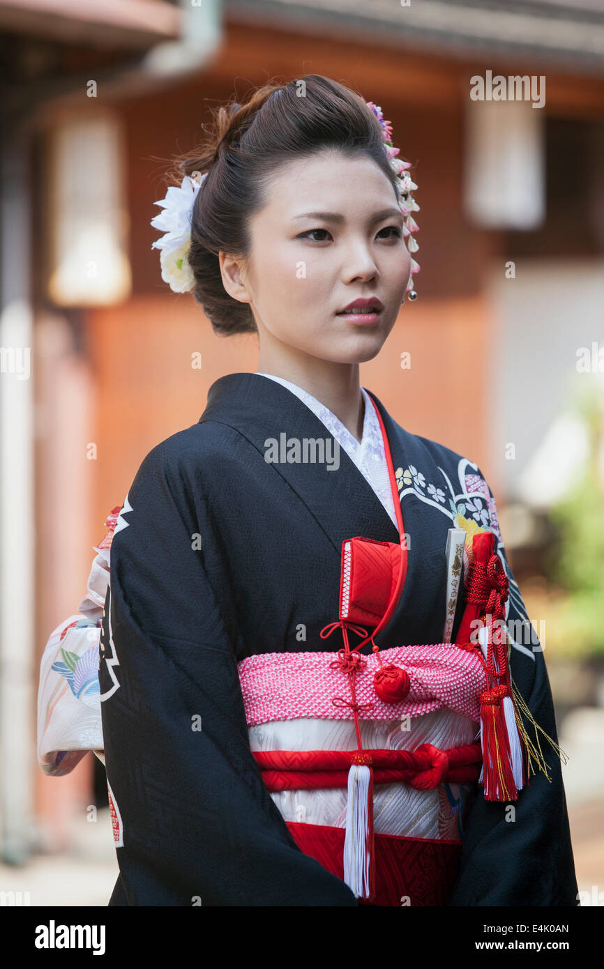 Jeune femme en kimono de mariage traditionnel dans le quartier historique Higashi Chaya de Kanazawa, Japon Banque D'Images