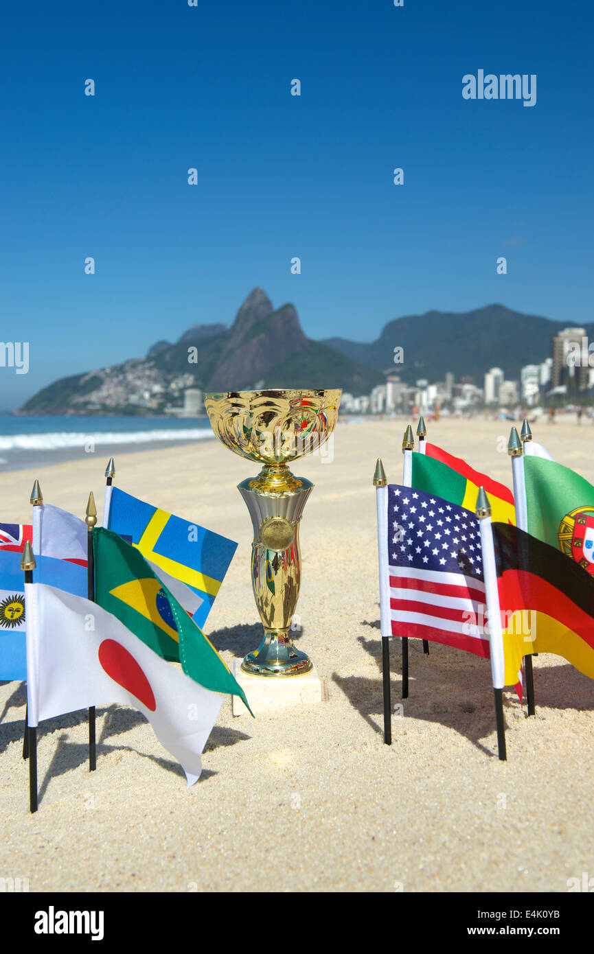 Le football international country flags avec Trophy sur la plage d'Ipanema à Rio de Janeiro Brésil Banque D'Images