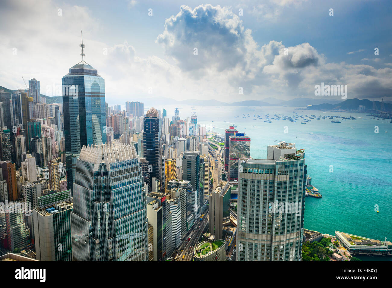 Hong Kong, Chine vue aérienne de la ville au port de Victoria. Banque D'Images