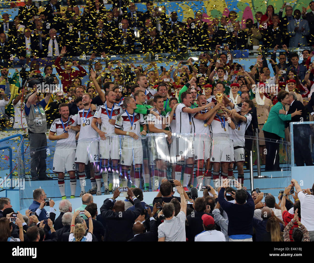 Rio de Janeiro, Brésil. Le 13 juillet, 2014. Finale de la Coupe du monde. L'Allemagne contre l'Argentine. Joueurs allemands célèbrent avec trophée Jules Rimet : Action Crédit Plus Sport/Alamy Live News Banque D'Images