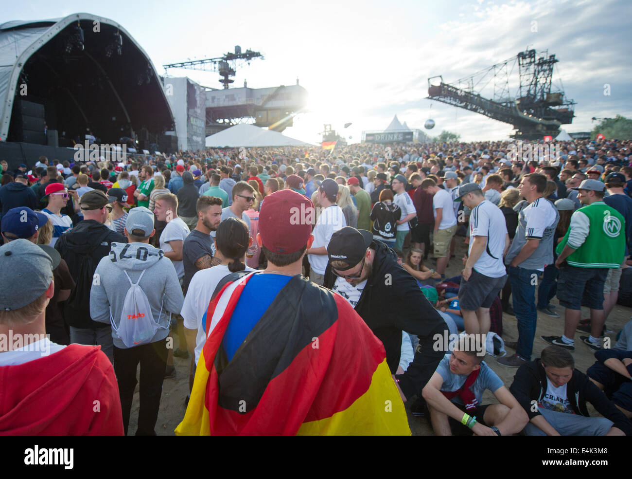 Festivaliers regarder la Coupe du Monde 2014 match de finale entre l'Allemagne et l'Argentine sur le terrain de l'festival Hip Hop 'Splash' dans Graefenhainichen, Allemagne, 13 juillet 2014. Le festival annuel a lieu à l'ancien terrain minier Graefenhainichen et a été vendu à nouveau avec environ 20 000 visiteurs. Photo : afp/Spata Ole Banque D'Images
