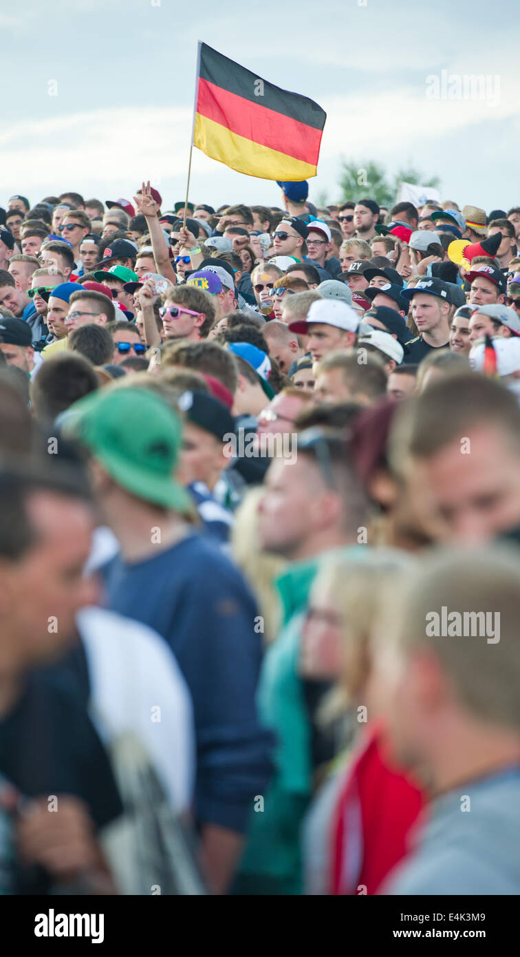 Festivaliers regarder la Coupe du Monde 2014 match de finale entre l'Allemagne et l'Argentine sur le terrain de l'festival Hip Hop 'Splash' dans Graefenhainichen, Allemagne, 13 juillet 2014. Le festival annuel a lieu à l'ancien terrain minier Graefenhainichen et a été vendu à nouveau avec environ 20 000 visiteurs. Photo : afp/Spata Ole Banque D'Images