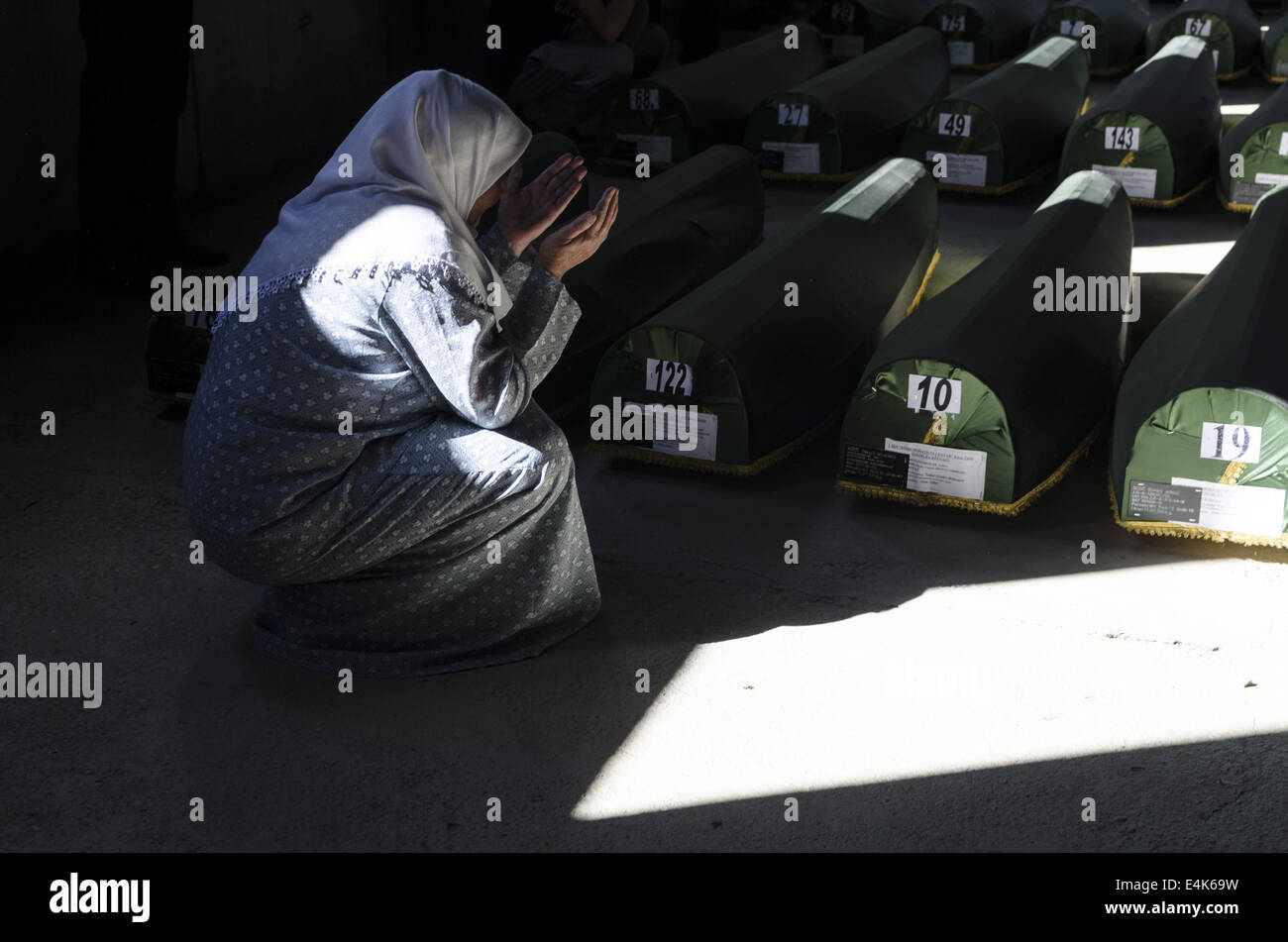 Srebrenica, en Bosnie. 14 juillet, 2014. Anniversaire du massacre de Srebrenica, en Bosnie, où plus de 8000 civils musulmans ont été tués en 1995 par l'armée serbe. La prière funéraire est effectuée pour les 175 victimes de Srebrenica nouvellement identifiés au cours de la cérémonie funéraire de masse au Cimetière et Mémorial de Srebrenica-Potocari à Srebrenica, en Bosnie-Herzégovine, le 11 juillet 2014. Crédit : Laura TÃƒÂ¡NurPhoto Rraga Garrido/fil/ZUMA/Alamy Live News Banque D'Images