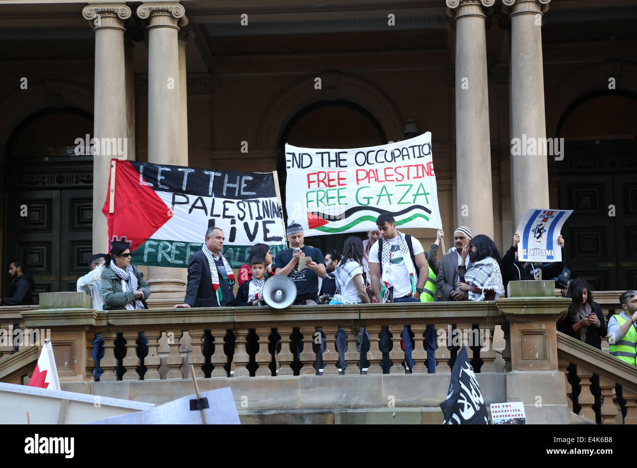 Sydney, NSW, Australie. 13 juillet 2014. Les protestataires écouter orateurs à l'extérieur de Sydney Town Hall à la manifestation d'une marche pour la Palestine. Crédit : Copyright 2014 Richard Milnes/Alamy Live News Banque D'Images