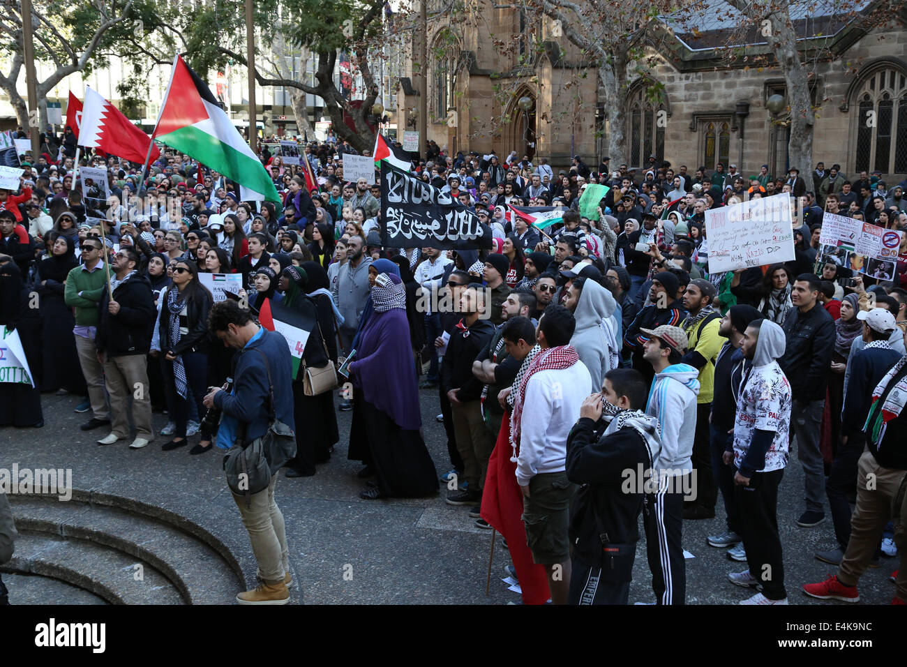 Sydney, NSW, Australie. 13 juillet 2014. Les protestataires écouter orateurs à l'extérieur de Sydney Town Hall à la manifestation d'une marche pour la Palestine. Crédit : Copyright 2014 Richard Milnes/Alamy Live News Banque D'Images