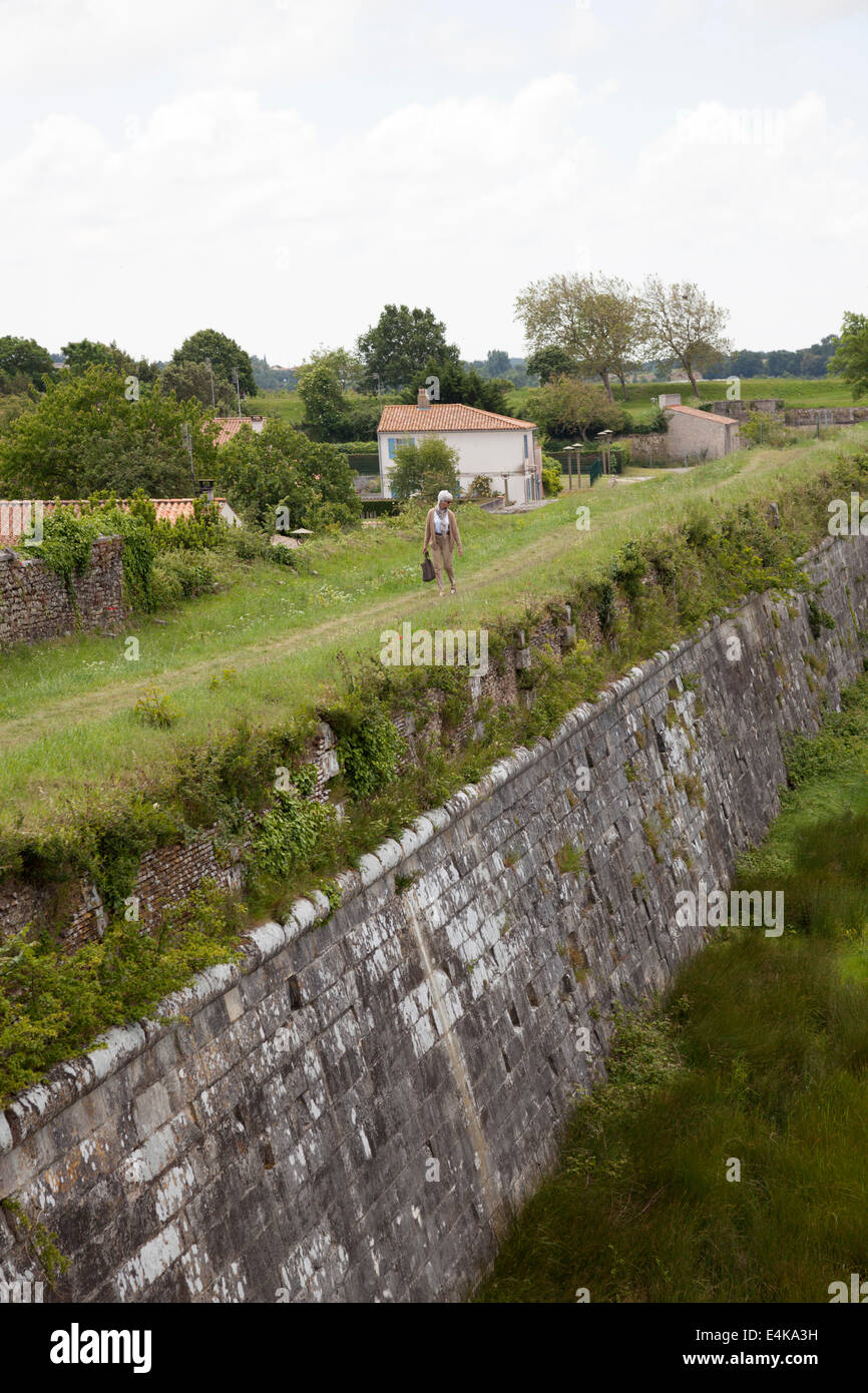 Une partie des remparts, chemin du port de Brouage (France), qui offre aux visiteurs la vision de sa silhouette en forme d'étoile. Banque D'Images