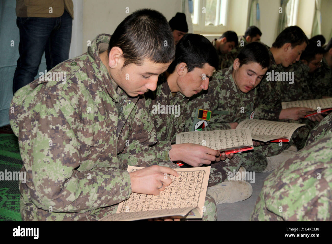 La province de Balkh, en Afghanistan. 14 juillet, 2014. Les soldats de l'Armée nationale afghane lire le Coran dans une mosquée dans leur camp militaire pendant le mois sacré du Ramadan dans la province de Balkh, dans le nord de l'Afghanistan, le 14 juillet 2014. © Azorda/Xinhua/Alamy Live News Banque D'Images
