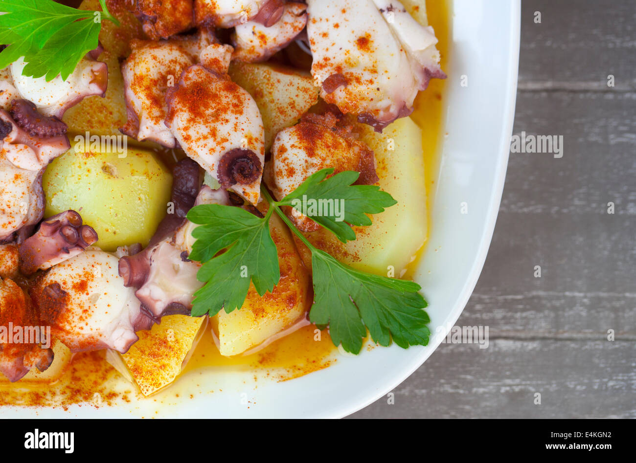 Polbo a Feira (Octopus), Juste un style traditionnel espagnol galicien plat préparé avec des pommes de terre (cachelos), gros sel, paprika Banque D'Images