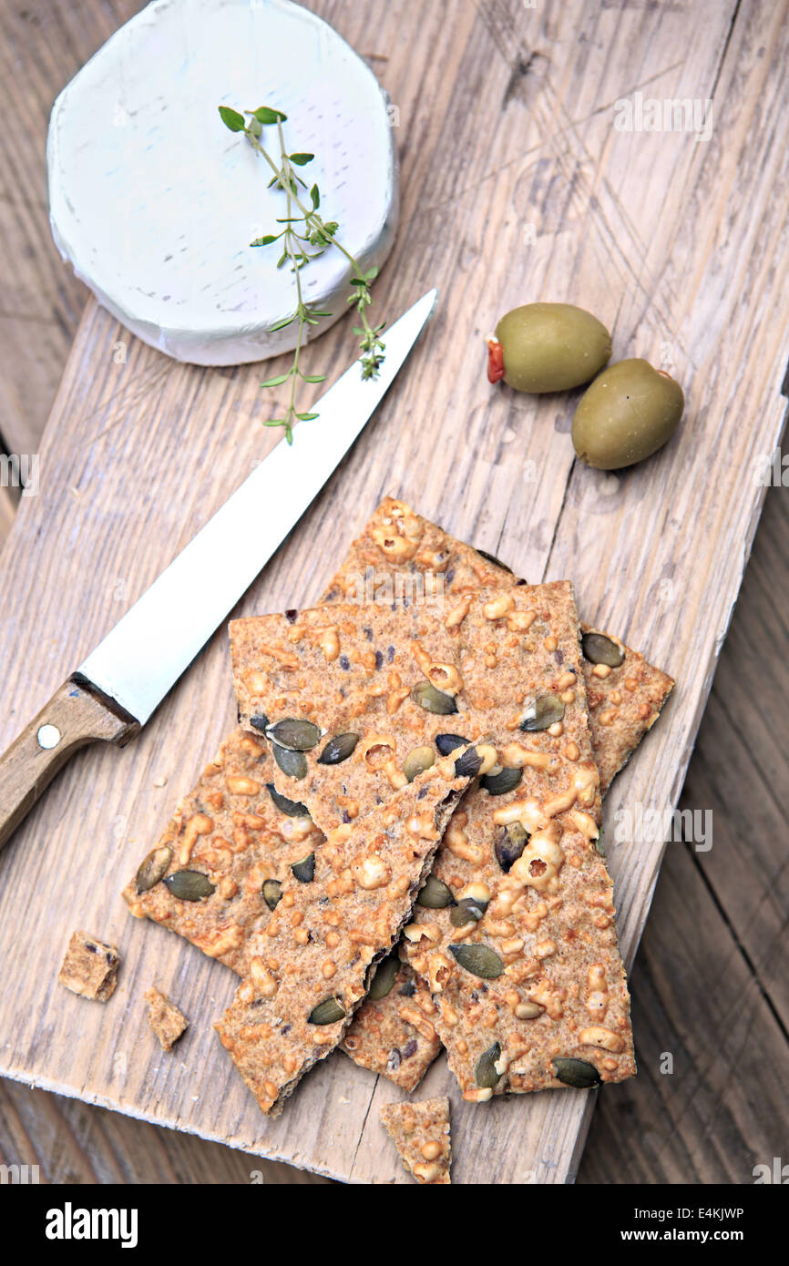 Nature morte avec assiette de fromage et les olives sur la table Banque D'Images