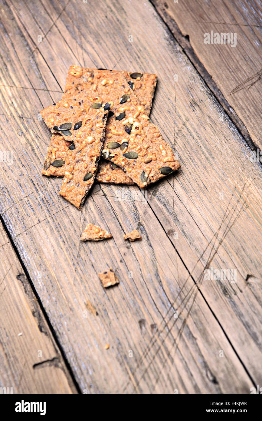 Nature morte avec assiette de fromage et les olives sur la table Banque D'Images
