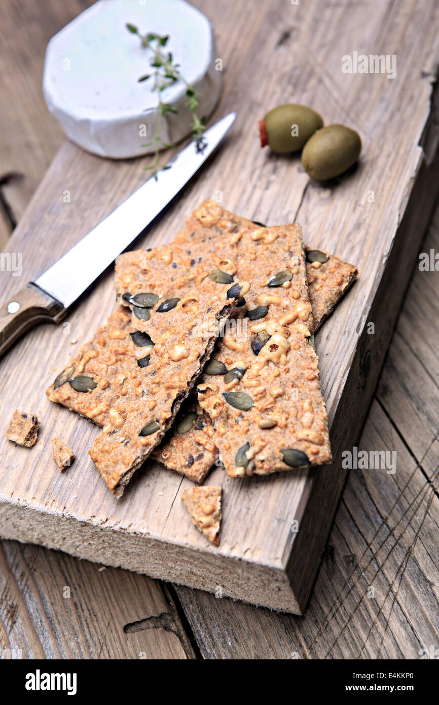 Nature morte avec assiette de fromage et les olives sur la table Banque D'Images