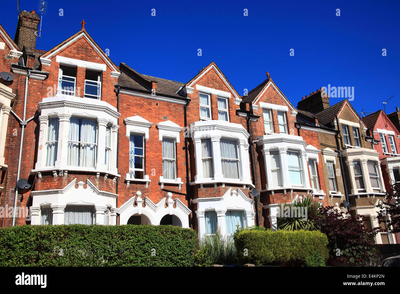 Maisons de ville victorienne avec terrasse dans la région de London, England, UK Banque D'Images