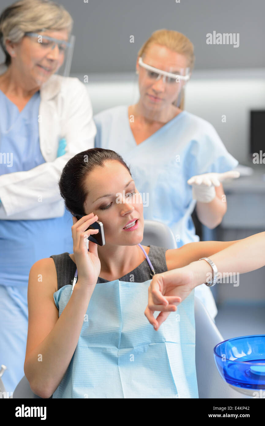 Impatient businesswoman patient sur téléphone en attente dentistes clinique dentaire Banque D'Images