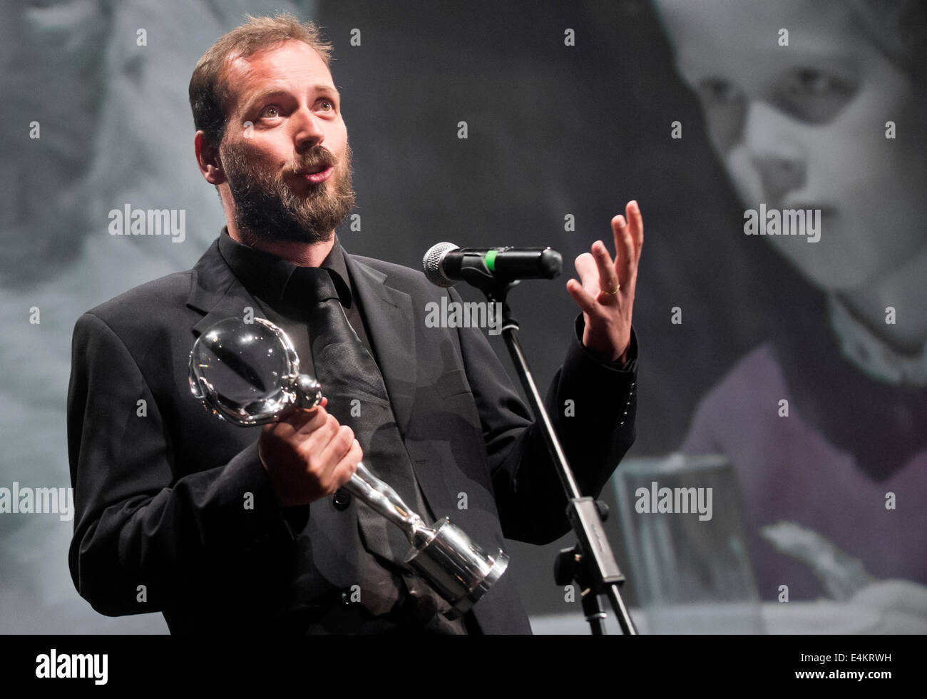 Réalisateur hongrois György Palfi a remporté le prix spécial du jury et il a également profité de l'award du meilleur réalisateur pour le hongrois, le français, de la Corée du Sud co-production film Chute libre à la 49e Festival International du Film de Karlovy Vary, République tchèque, le 12 juillet 2014. (CTK Photo/Vit Simanek) Banque D'Images