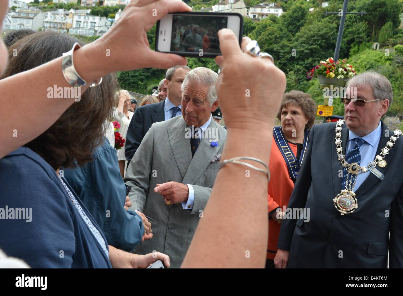 Looe, Cornwall, UK. 14 juillet, 2014. Son Altesse Royale le Prince Charles, prince de Galles, également connu sous le nom de duc de Cornouailles, et la duchesse de Cornouailles Looe tour, où ils rencontrent les membres de la Royal National Lifeboat Institution et visiter les entreprises touchées par les inondations au début de l'année. Looe, Cornwall, UK. 14 juillet, 2014. Credit : Sean Dewhurst/Alamy Live News Banque D'Images