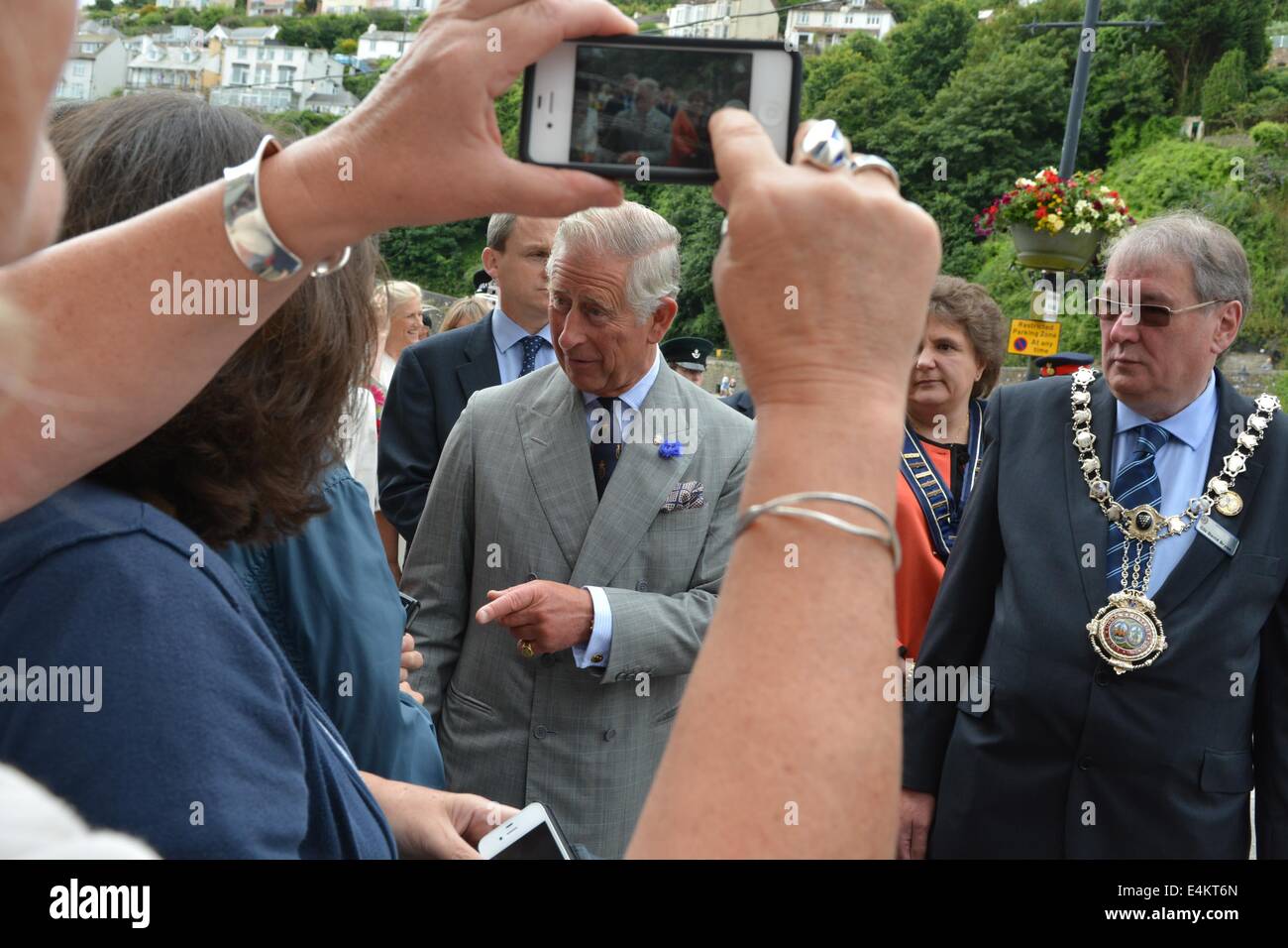 Looe, Cornwall, UK. 14 juillet, 2014. Son Altesse Royale le Prince Charles, prince de Galles, également connu sous le nom de duc de Cornouailles, et la duchesse de Cornouailles Looe tour, où ils rencontrent les membres de la Royal National Lifeboat Institution et visiter les entreprises touchées par les inondations au début de l'année. Looe, Cornwall, UK. 14 juillet, 2014. Credit : Sean Dewhurst/Alamy Live News Banque D'Images