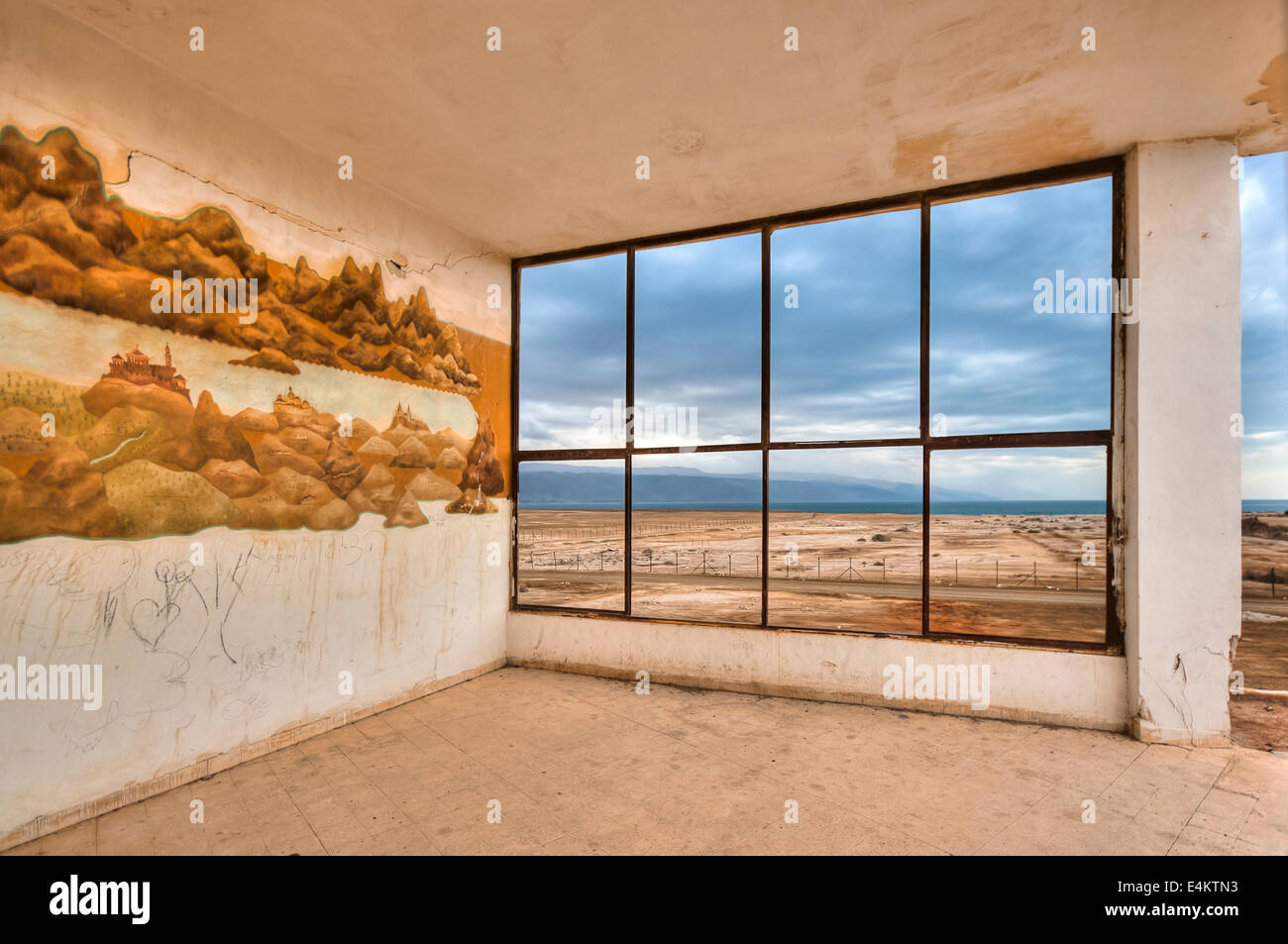 Israël, la Mer Morte, vu de l'intérieur d'un bâtiment abandonné de l'ancienne usine de la Mer Morte et d'habitation, dans Sdom, Abandonner Banque D'Images