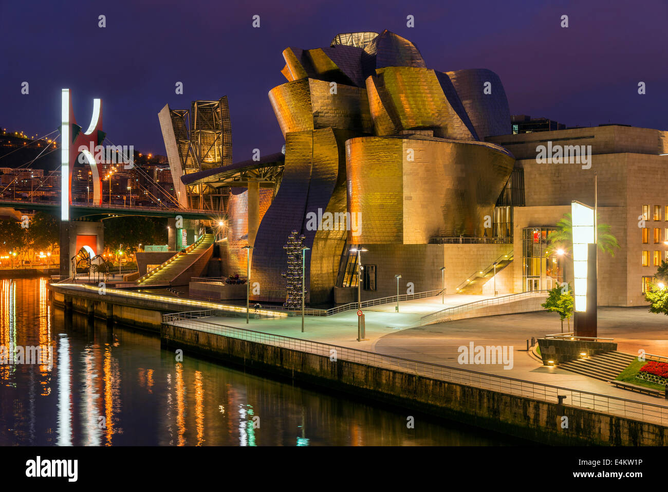 Musée Guggenheim de Bilbao, de nuit, Pays Basque, Espagne Banque D'Images