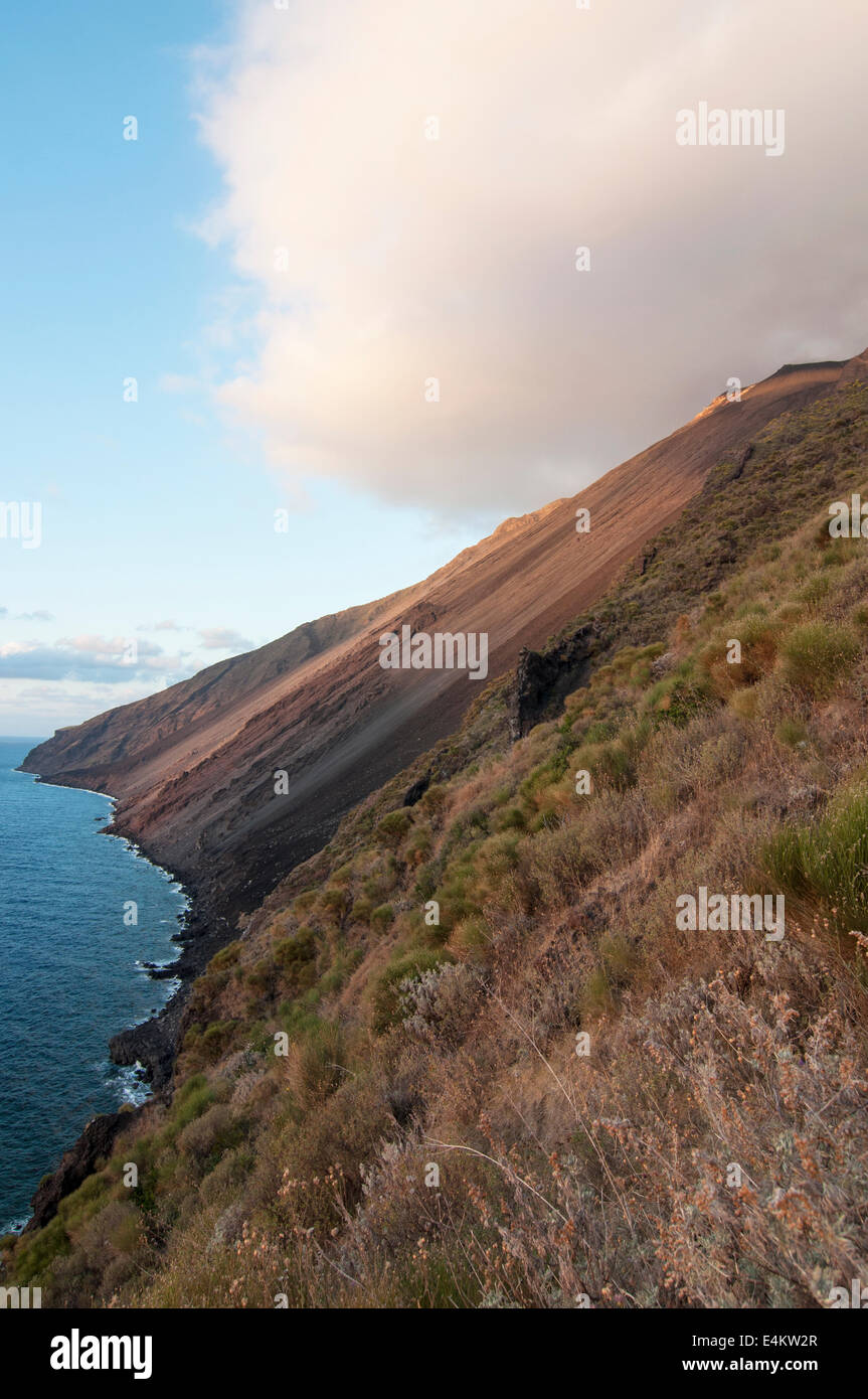 Éruption du Stromboli vue depuis Punta dei Corvi Ginostra, Îles Éoliennes, Messine, Sicile, Italie, Europe Banque D'Images