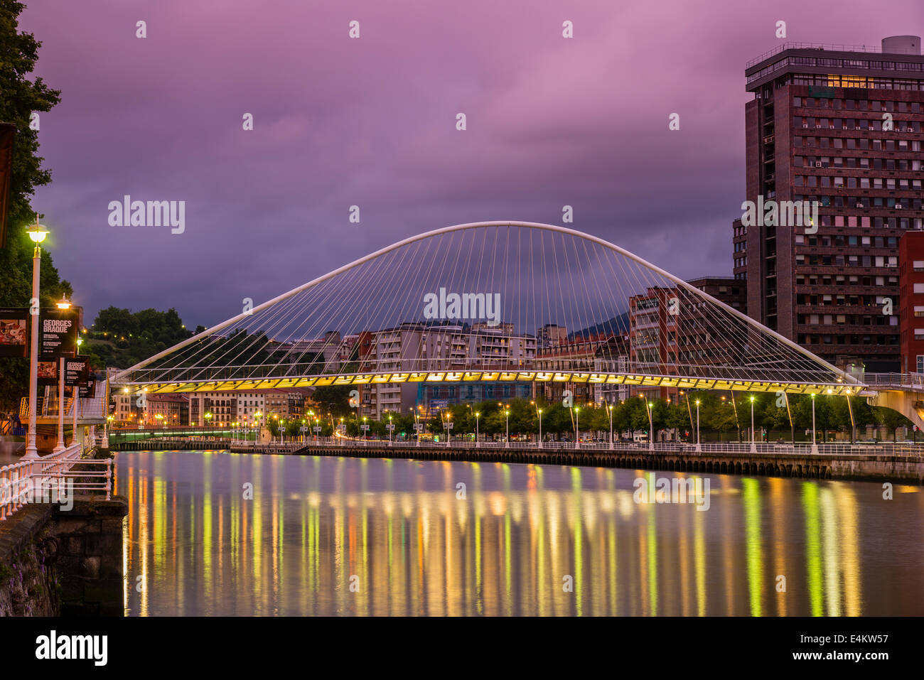 Pont Zubizuri conçu par l'architecte Santiago Calatrava, Bilbao, Pays Basque, Espagne Banque D'Images