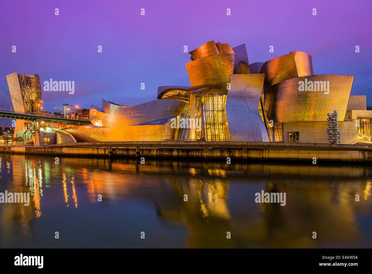 Musée Guggenheim de Bilbao, de nuit, Pays Basque, Espagne Banque D'Images