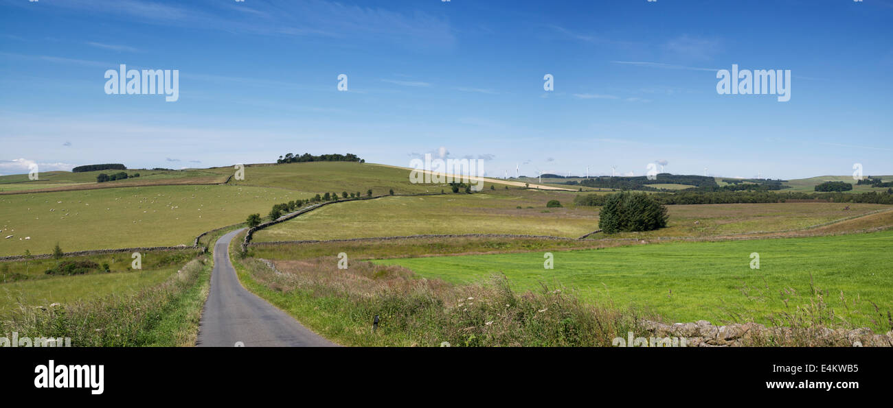 Road en passant par la frontière écossaise à la campagne une ferme éolienne près de Galashiels, Ecosse. Vue panoramique Banque D'Images