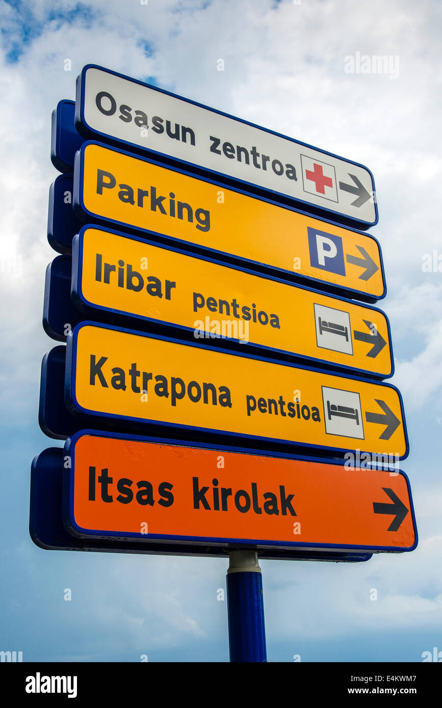 Les plaques de rue avec des indications écrites en langue basque, Getaria, Gipuzkoa, Pays Basque, Espagne Banque D'Images
