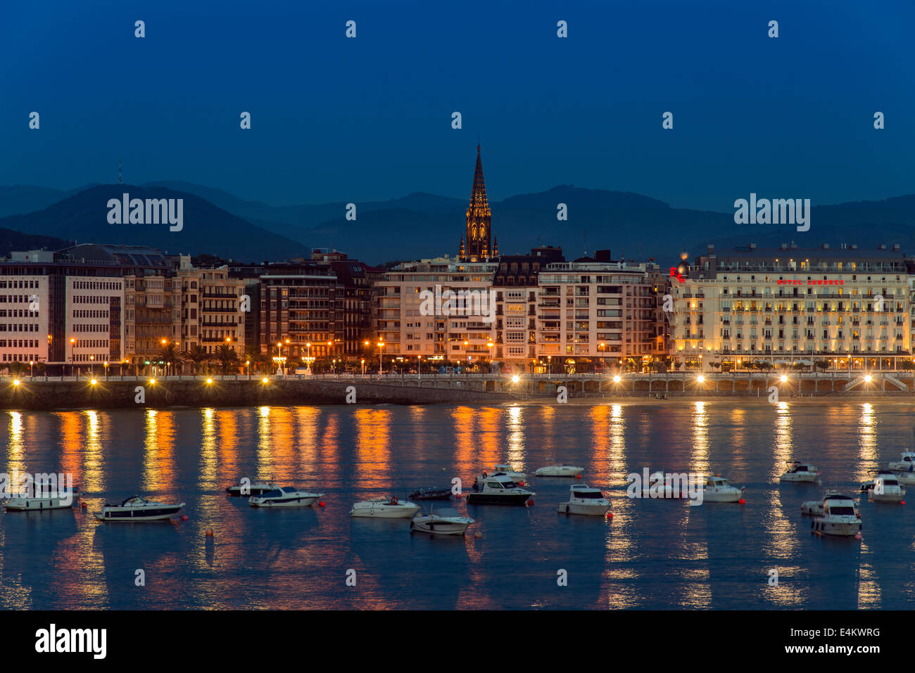 City skyline by night, Donostia San Sebastián, Guipúzcoa, Pays Basque, Espagne Banque D'Images