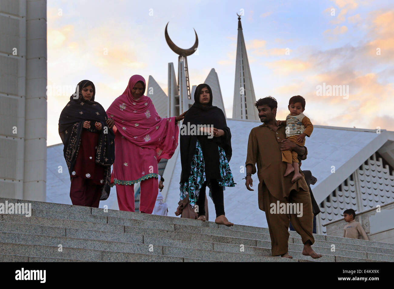 Fidèles sur les marches de mosquée Faisal d'Islamabad, Pakistan Banque D'Images