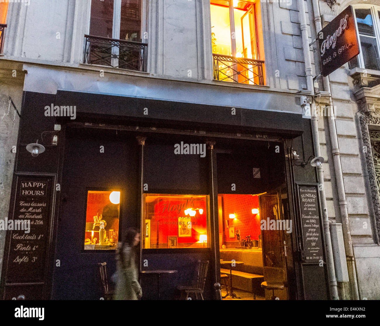 Paris, France, Old Store Front, restaurant américain, « Floyd's Bar and Grill ». Vue extérieure sur la boutique du restaurant Dusk paris Banque D'Images