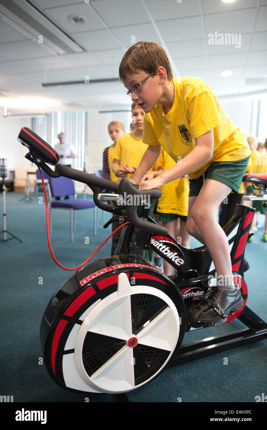 Les enfants de Otley St Joseph's l'école primaire en prenant part à des activités sportives soutenues par les scientifiques qui travaillent avec les athlètes. Banque D'Images