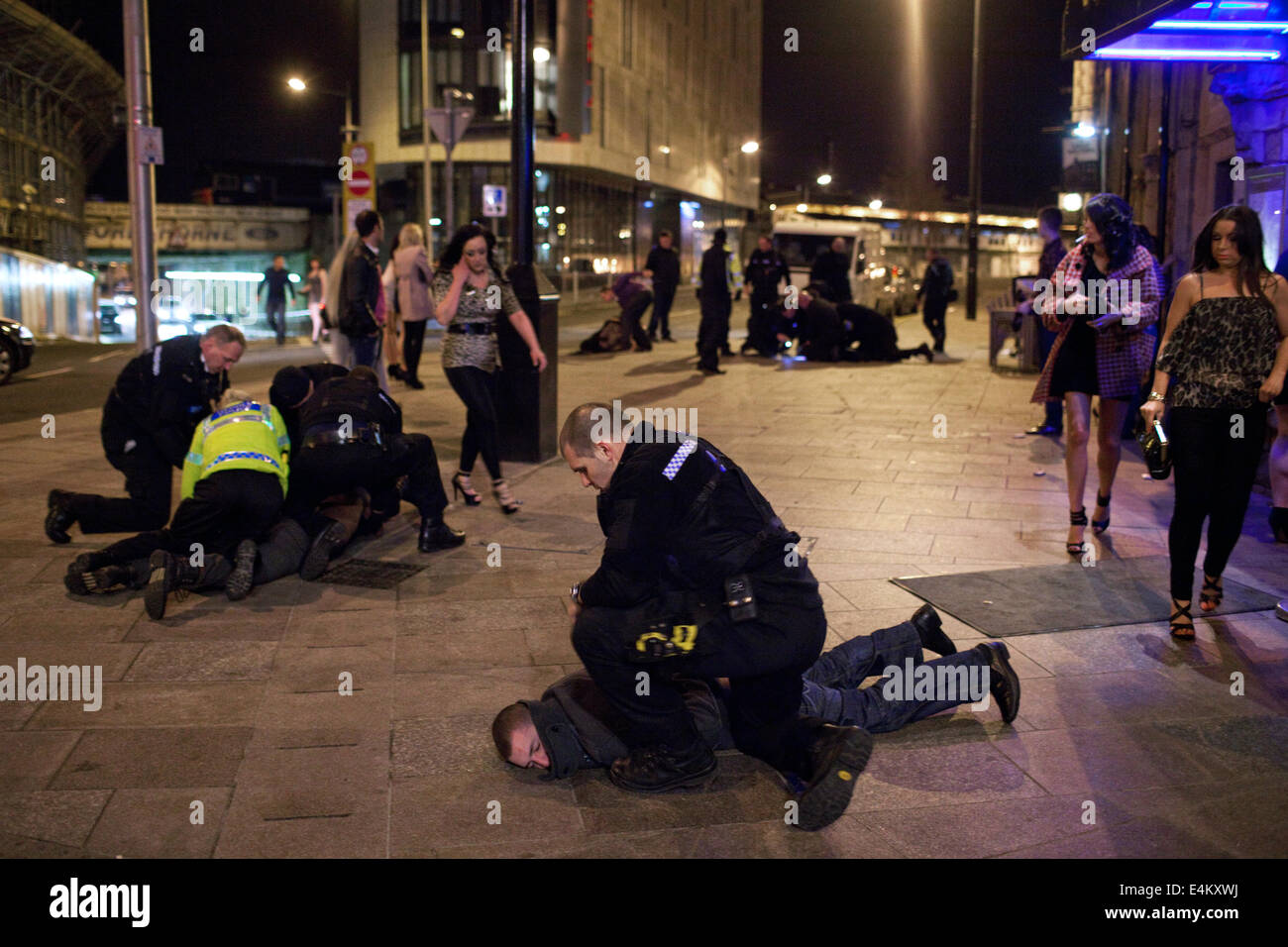 Arrêter des gens de la police et met fin à un combat un soir de fin de semaine dans le centre-ville de Cardiff, Pays de Galles, Royaume-Uni Banque D'Images