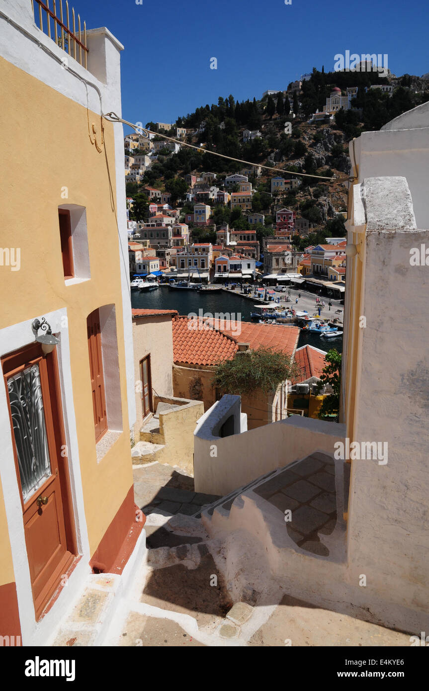 Ruelle escarpée de la ville de Symi sur l'île grecque de Symi Banque D'Images