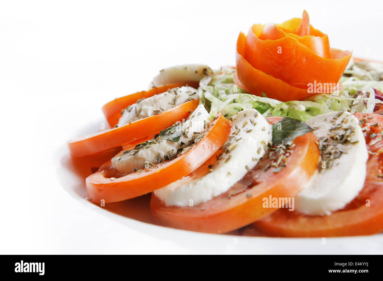 Une assiette de fromage blanc et tomates avec un style Banque D'Images
