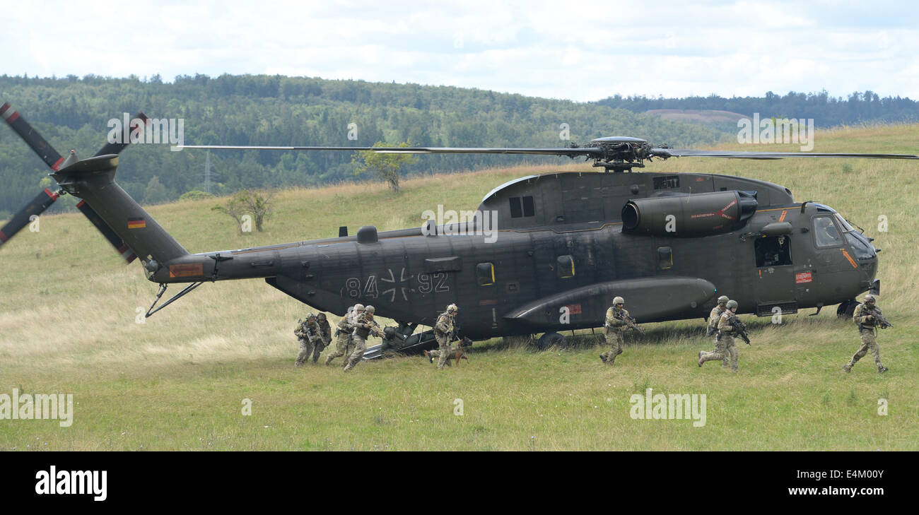 Calw, Allemagne. 14 juillet, 2014. Les soldats des forces spéciales (KSK) Comman court d'un hélicoptère CH 53 au cours d'un exercice à la caserne KSK dans Calw, Allemagne, 14 juillet 2014. Le ministre allemand de la Défense von der Leyen a visité le Commandement des Forces spéciales des Forces armées allemandes pour la première fois inher durée du mandat. Photo : PATRICK SEEGER/DPA/Alamy Live News Banque D'Images