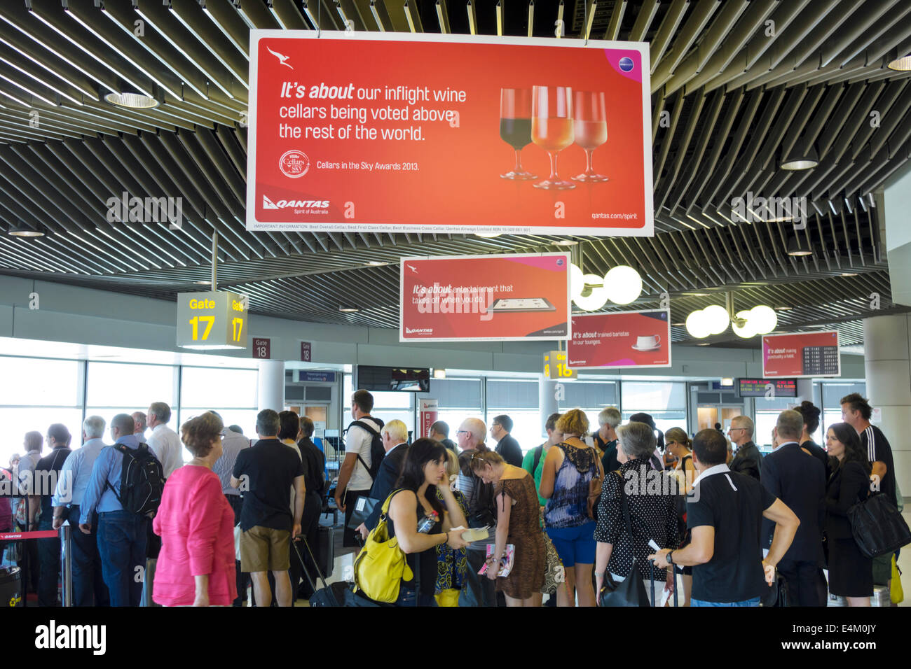 Brisbane Australie,aéroport,BNE,domestique,terminal,porte,panneau,Qantas,compagnies aériennes,ligne,file d'attente,embarquement,passagers rider riders,AU140317014 Banque D'Images