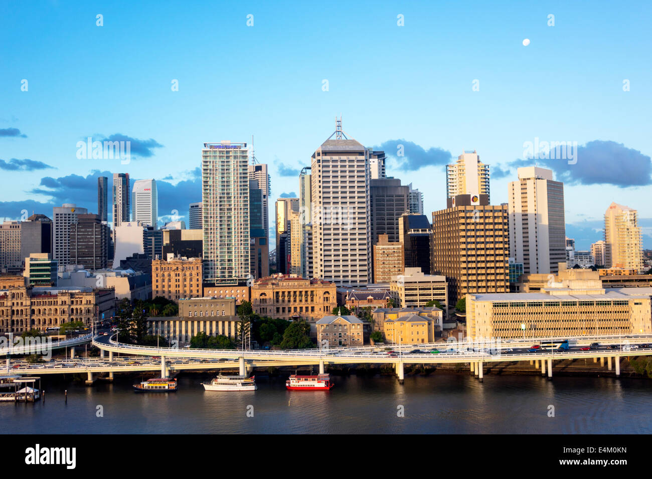 Brisbane Australie,Queensland CBD,ville horizon paysage urbain,gratte-ciel,bâtiments,vue de Southbank,Pacific Motorway,M3,eau de Brisbane River,Lune,visite Banque D'Images