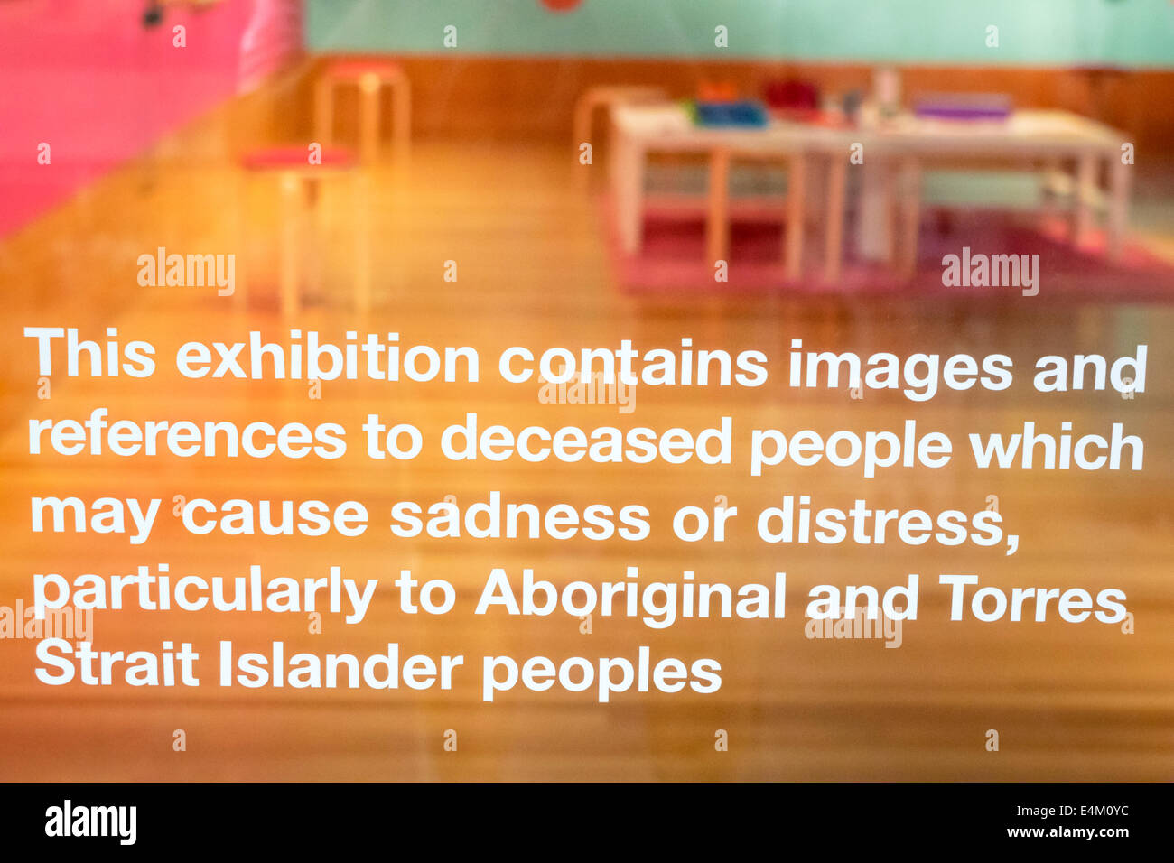 Brisbane Australie,South Brisbane,Centre culturel,centre,Bibliothèque nationale du Queensland,intérieur,panneau,avis,avertissement,peut causer de la détresse tristesse,AB Banque D'Images