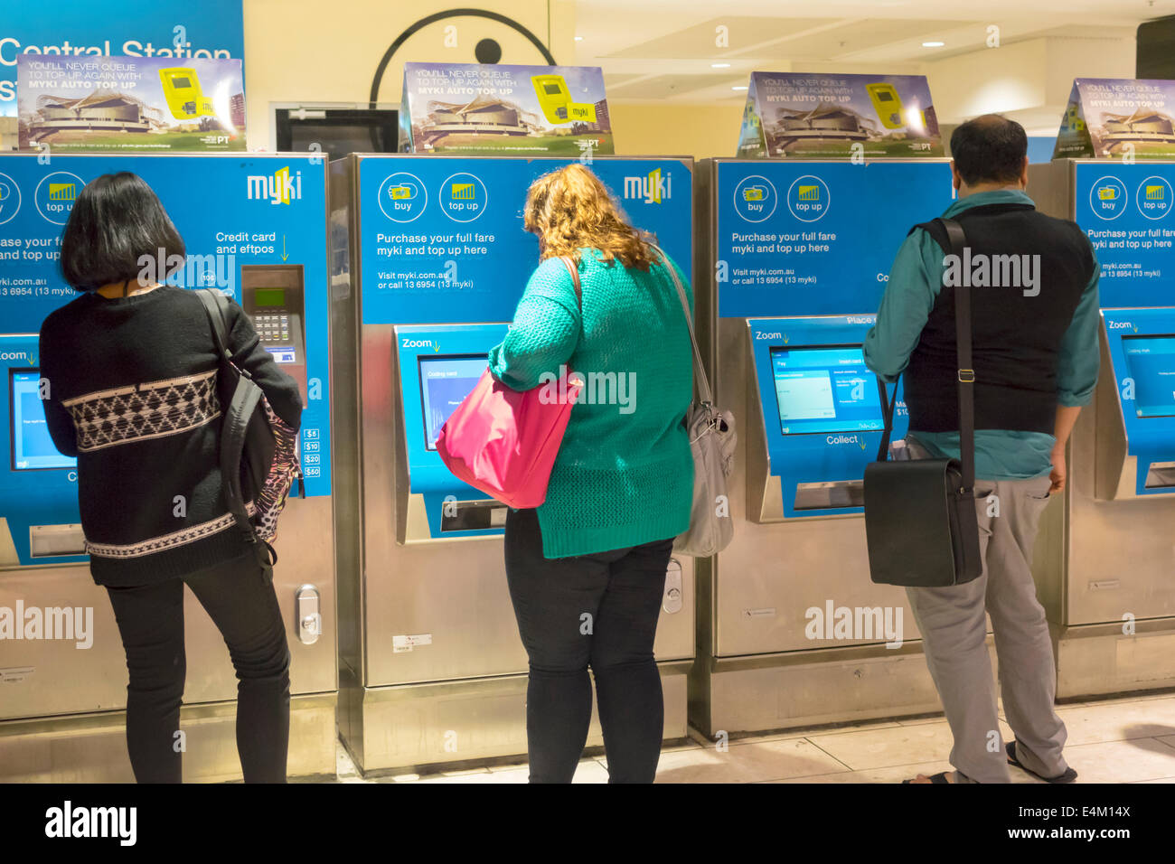 Melbourne Australie,Central Railway Station,Metro trains Rail Network,self-service,distributeurs de billets,transaction payer paie acheter des achats,homme hommes Banque D'Images