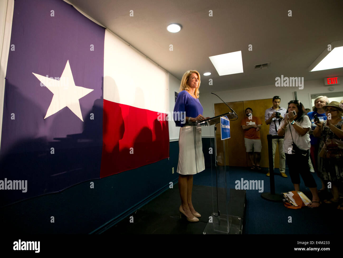 Candidat au poste de gouverneur démocrate du Texas le sénateur Wendy Davis parle de petite foule de partisans et bénévoles Banque D'Images