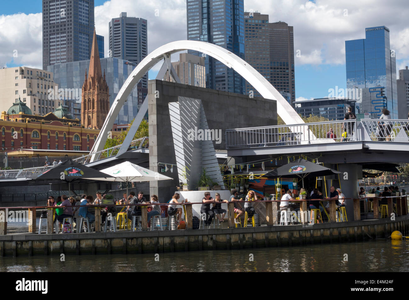 Melbourne Australie, Yarra River, gratte-ciel gratte-ciel gratte-ciel bâtiment bâtiments, gratte-ciel, passerelle Southbank, passerelle, Ponyfish Il Banque D'Images