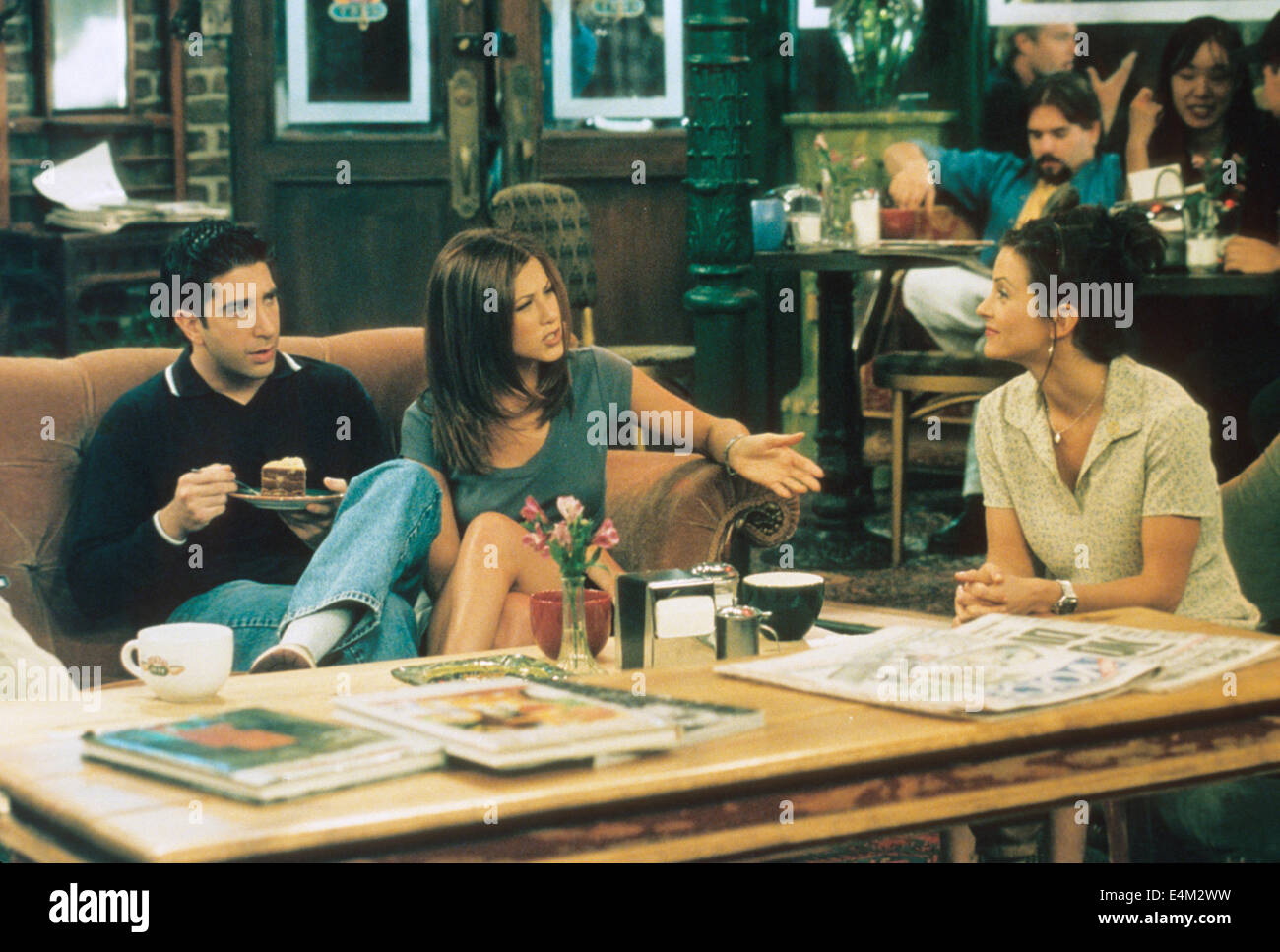 Warner Bros nous amis séries télé avec assis de gauche à droite : David Schwimmer, Jennifer Aniston, Courtney Cox Banque D'Images