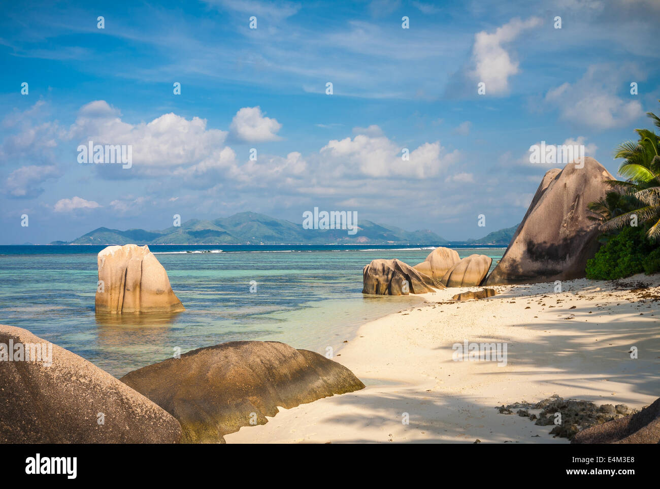 Magnifique plage aux Seychelles avec rochers Banque D'Images