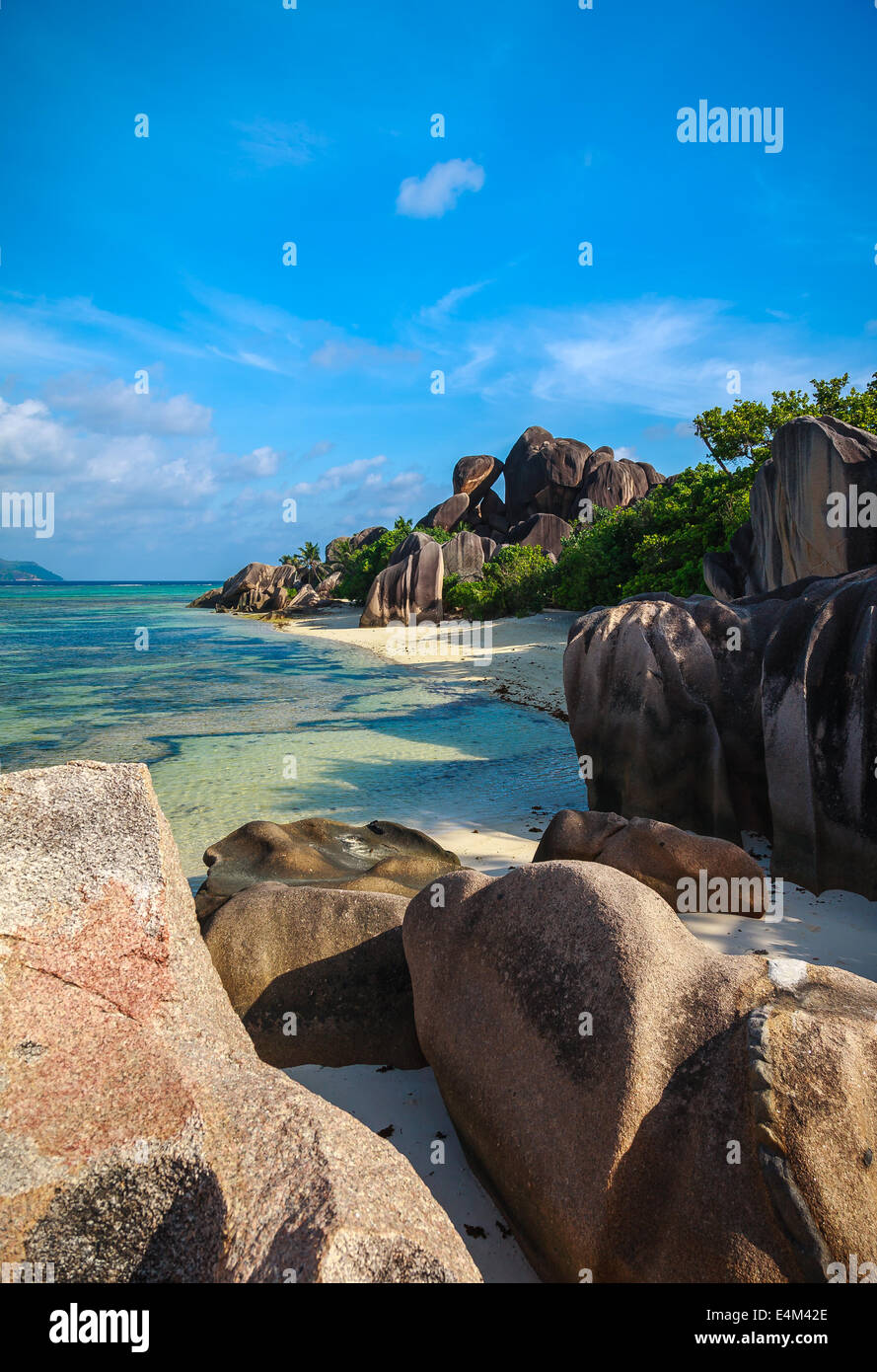 Plage tropicale intacte avec les rochers de granit et de végétation luxuriante Banque D'Images