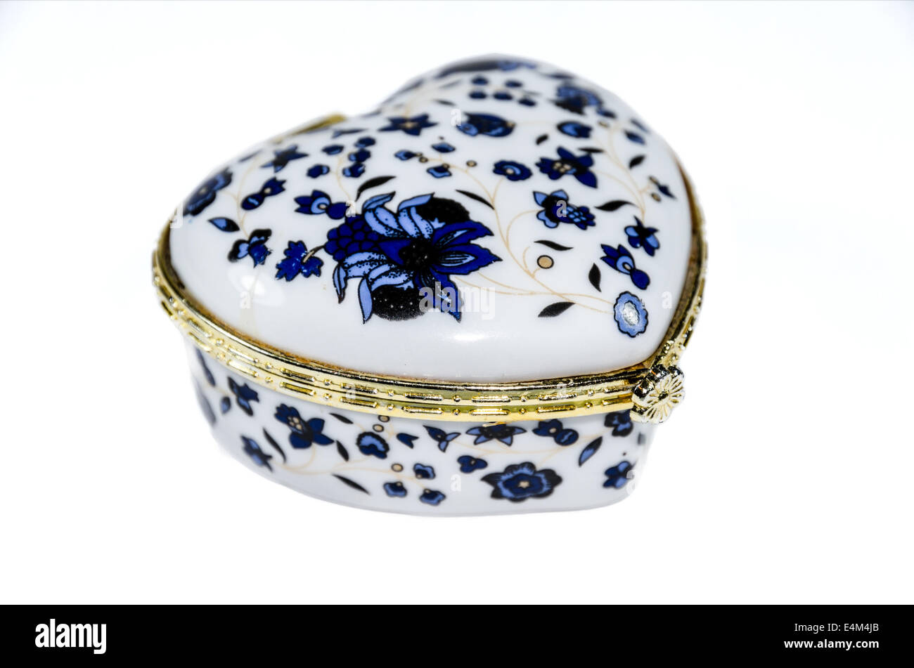 Boîte à bijoux décorée isolated on white Banque D'Images