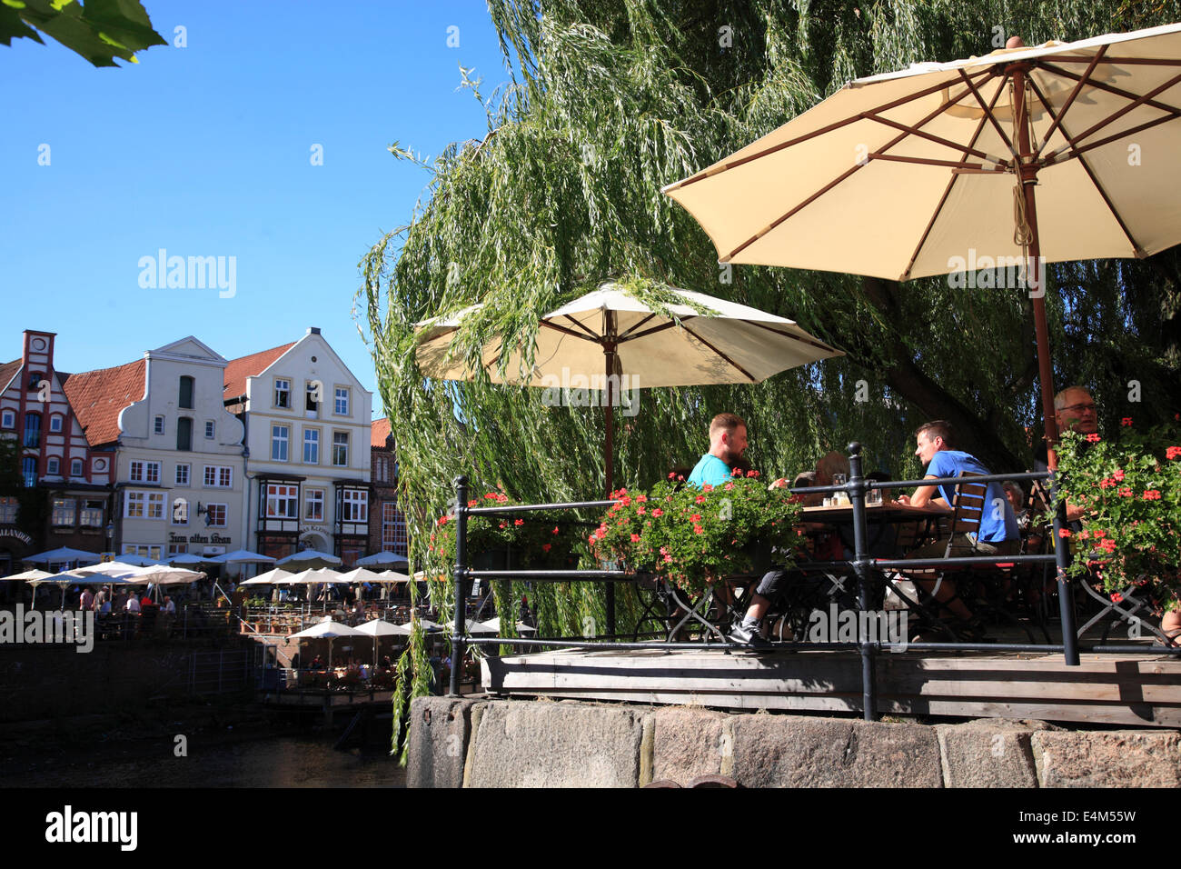 Jardin de bière sur le vieux port, Lunebourg, Basse-Saxe, Allemagne, Europe Banque D'Images