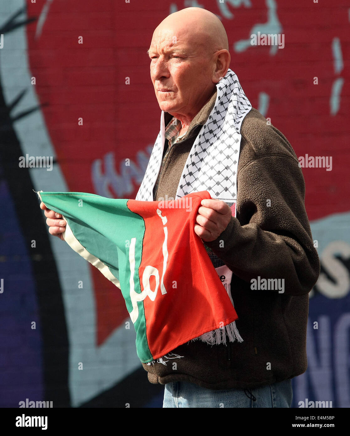 Falls Road et Divis Street, Belfast, Irlande du Nord. Lundi 14 juillet 2014. Phil McCullough Belfast représentant pour amis irlandais de la Palestine montre son soutien à Gaza comme Palestiniens ont été tués depuis le début de l'offensive au cours de la protestation en ligne avec l'Ouest de Belfast. Credit : Parkinson Freddie/Alamy Live News Banque D'Images