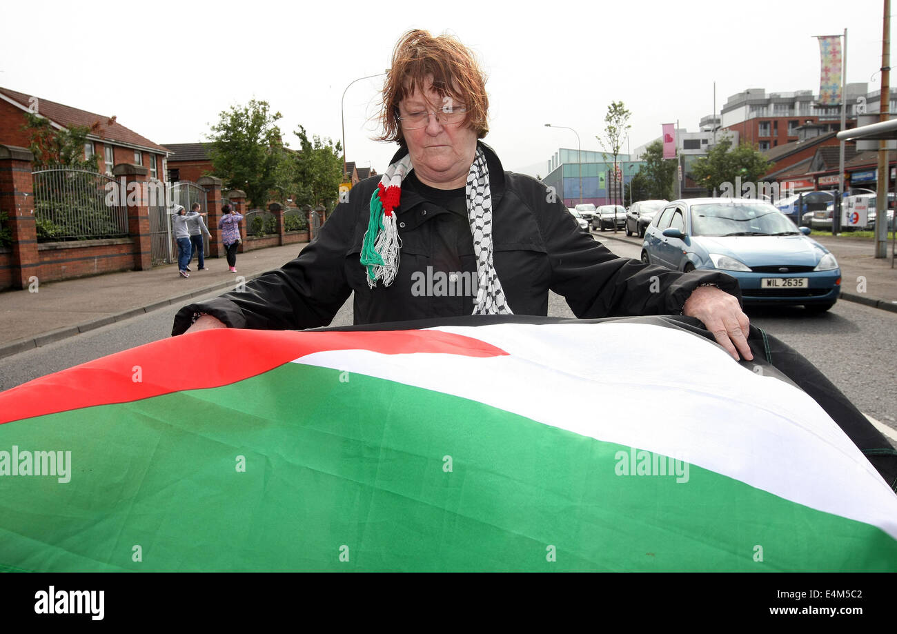 Falls Road et Divis Street, Belfast, Irlande du Nord. Lundi 14 juillet 2014. Représentant pour amis irlandais de Palestine de montrer leur soutien à Gaza comme Palestiniens ont été tués depuis le début de l'offensive d'Israël au cours de la protestation en ligne avec l'Ouest de Belfast. Credit : Parkinson Freddie/Alamy Live News Banque D'Images